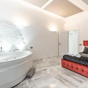 Trevi Luxury Jacuzzi Apartment